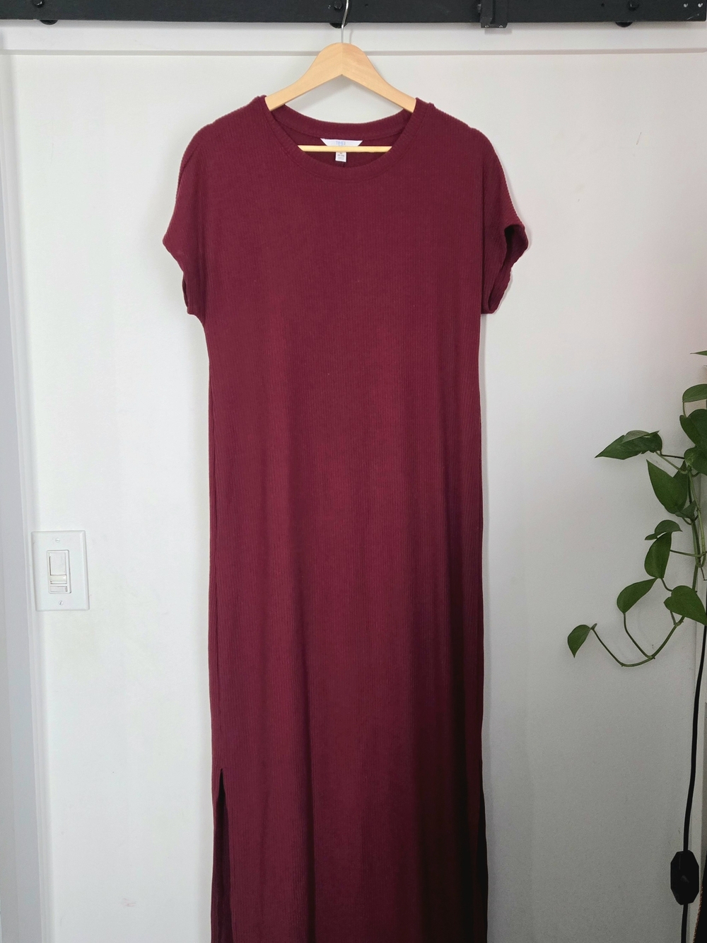 Women’s Maternity Ribbed Short-Sleeve Maxi Dress in Burgundy